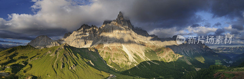 引人注目的山脉景观(Pale di San Martino - Dolomites，意大利)